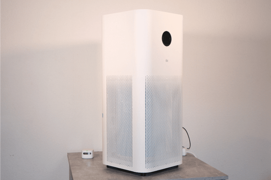 Der Xiaomi Mi Air Purifier Pro H Luftreiniger steht auf einem Tisch